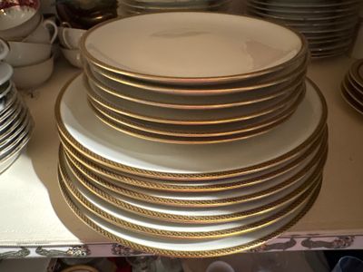 beaucoup d'assiettes empilées les unes sur les autres sur une étagère
