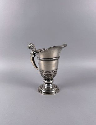 une coupe en argent ancien avec une cuillère au milieu