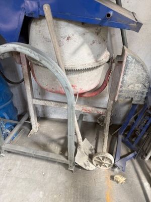 la photo d'une machine qui se trouve dans un garage