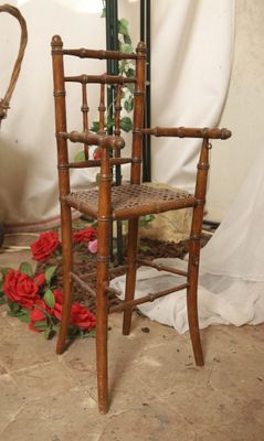 une chaise posée à côté d'un vase, par terre