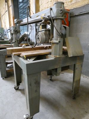 a machine that is sitting on a table in a room