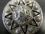 une boucle de ceinture en argent ornée d'un motif en forme d'étoile