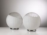 deux vases blancs posés sur une table