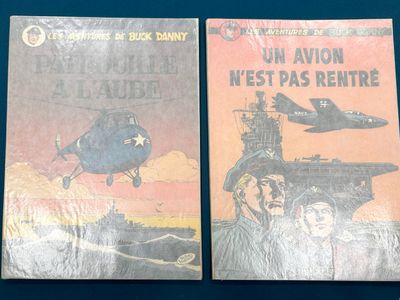 Voici deux livres posés sur une table bleue