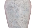 un vase blanc posé sur une surface blanche