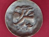 une pièce d'argent représentant un dragon sur un fond rouge