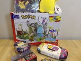 une peluche posée sur une table, à côté d'une boîte de jeux