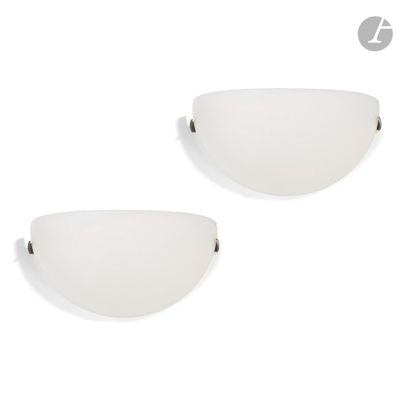 deux appliques blanches sur un mur blanc, avec un fond blanc