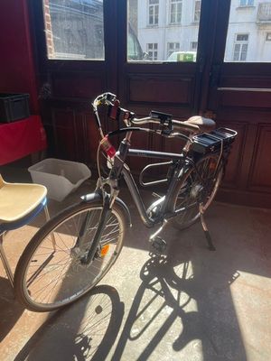 un vélo garé devant une fenêtre