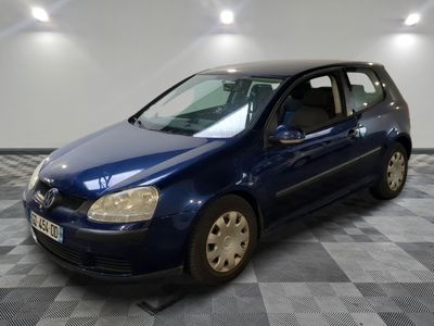 la photo d'une voiture bleue garée sur un sol à carreaux