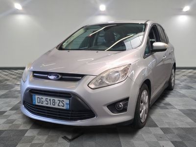 la voiture argentée est garée dans le garage sur le sol en damier