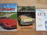 deux livres posés sur une table, avec une voiture rouge et une voiture jaune