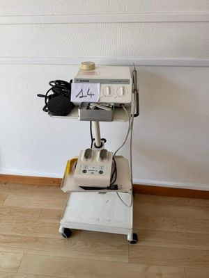 une machine posée sur un chariot au sol