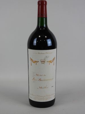 une bouteille de vin posée sur une table
