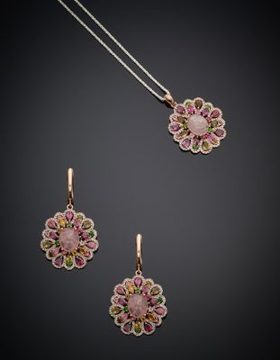 Ensemble composé d'un pendentif et de boucles d'oreilles en forme de fleur en tourmaline rose