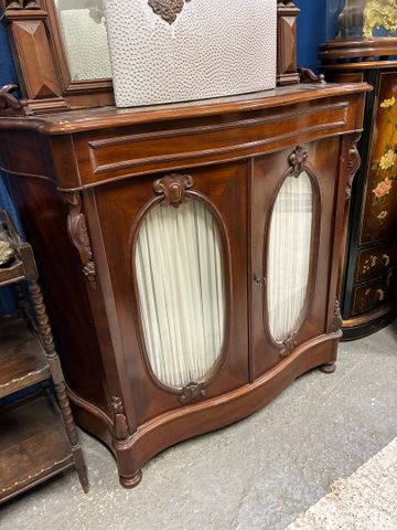 Vitrine galbée Louis-Philippe en acajou et placage d'acajou ouvra