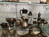 une vitrine remplie d'objets anciens en argent