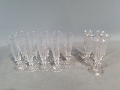 un grand nombre de verres à vin vides posés sur une table