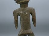 an old statue of a man with a hat on his head