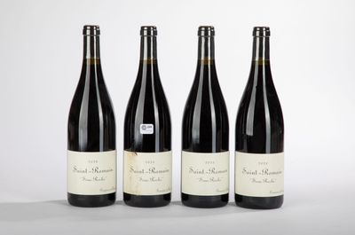 trois bouteilles de vin sont alignées sur une table