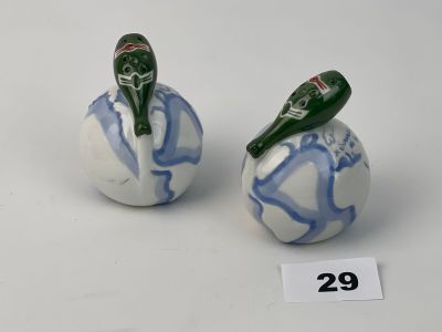 deux salières et poivrières posées sur une table