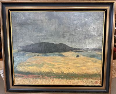 une peinture à l'huile représentant un champ avec une colline en arrière-plan
