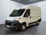 la photo d'une camionnette blanche garée dans un garage