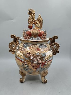 une image représentant un vase décoratif surmonté d'un oiseau