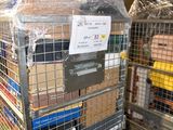 un chariot contenant de nombreux cartons dans un entrepôt