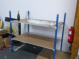 une pièce dans laquelle se trouvent une étagère et une chaise