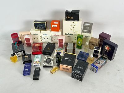 de nombreux parfums différents sur une surface blanche