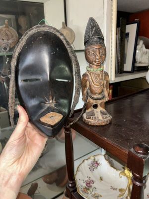 Masque africain et petit personnage est bois sculpté - Photo 1