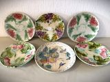 six assiettes ornées de motifs floraux, posées sur une table