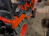 un petit tracteur garé dans un garage