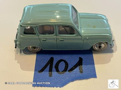 une petite voiture verte posée sur une feuille de papier bleue