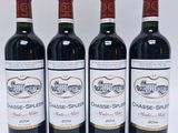 trois bouteilles de vin rouge sont alignées sur une surface blanche