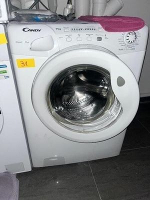un lave-linge et un sèche-linge placés l'un à côté de l'autre