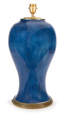 une image représentant un vase bleu sur fond blanc