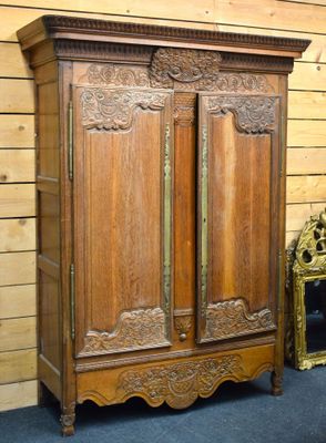 une armoire en bois surmontée d'un miroir