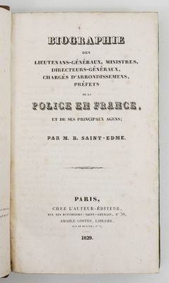 un livre ouvert sur une surface blanche avec un titre en noir et blanc
