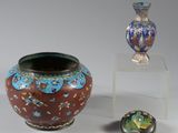 trois vases et un dé posés sur une table