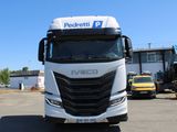 un camion blanc garé dans un parking