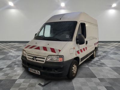 une camionnette blanche garée sur un sol en damier
