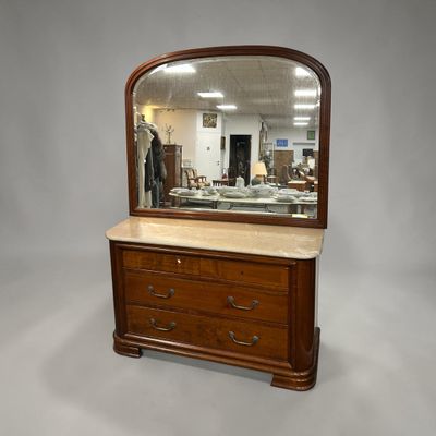 une photo d'une commode surmontée d'un miroir