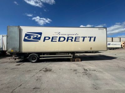 une photo d'un semi-remorque garé sur un parking
