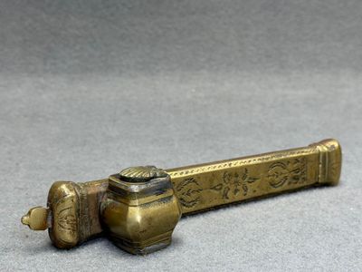 Plumier de voyage dit "divit" en bronze ciselé.