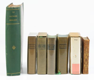 plusieurs livres sont alignés sur une surface blanche