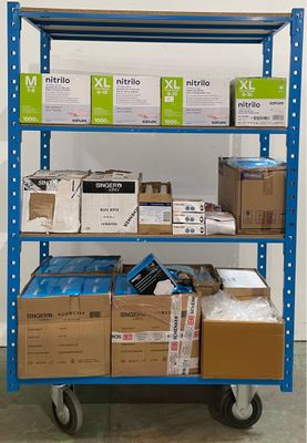 un chariot chargé de cartons dans un entrepôt