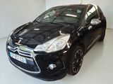 La petite voiture noire est garée dans une pièce blanche.
