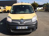 une petite camionnette jaune garée dans un parking